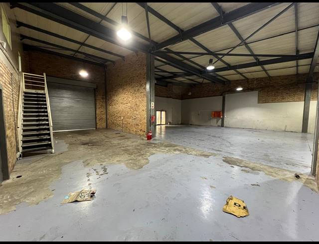 601M² WAREHOUSE TO LET IN LASER PARK